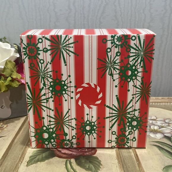 Kohl’s Christmas Tree in a Box 2 Foot Tree Decorations Book Oragami Paper - Picture 4 of 11